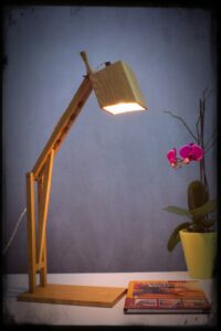lampada da scrivania in legno